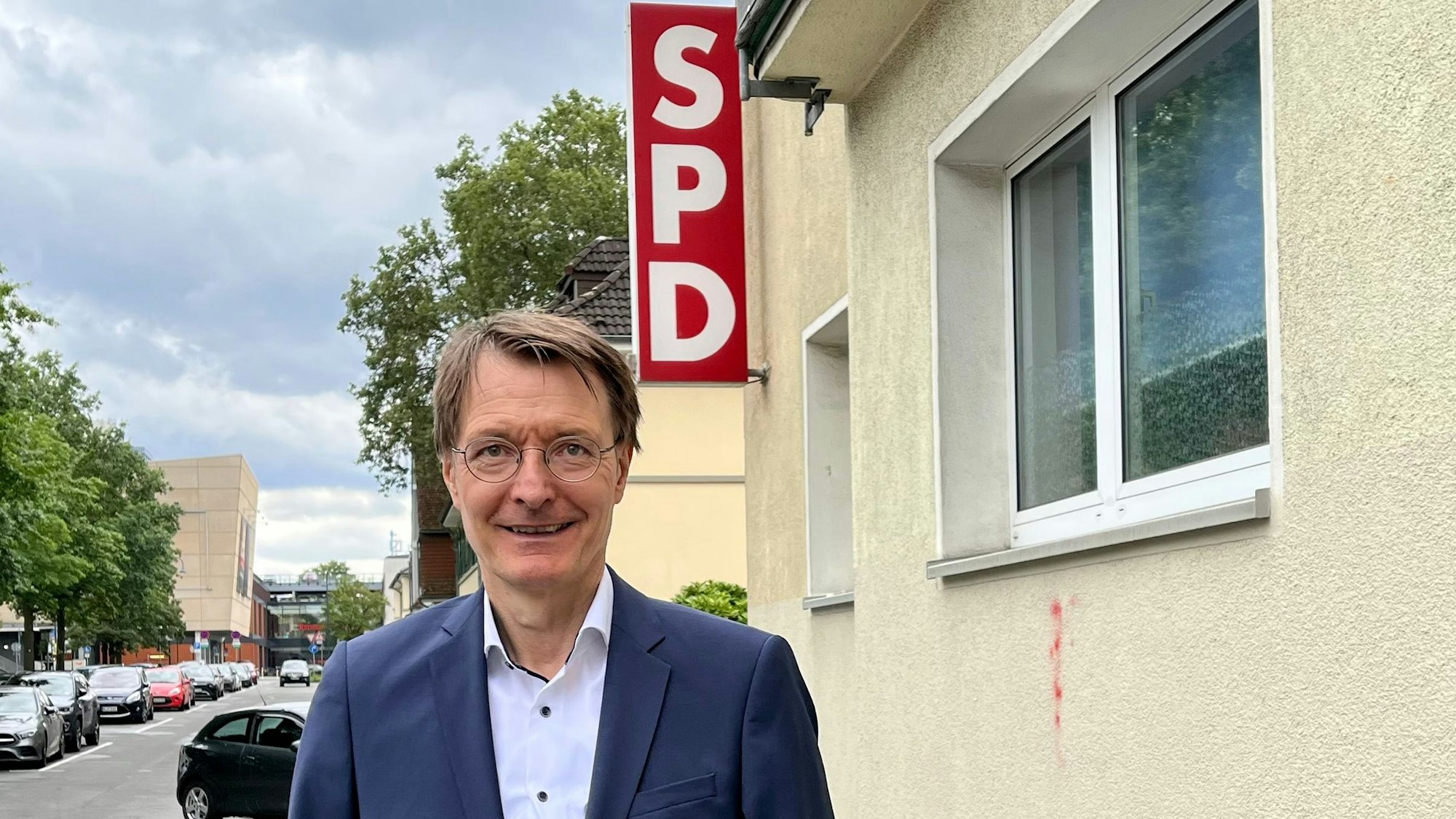 Karl Lauterbach steht vor dem SPD-Haus in der Dünnstraße in Wiesdorf.