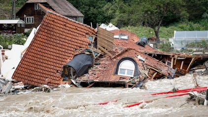 07.08.2023, Slowenien, Schwarzenbach: Ein zusammengestürztes Haus liegt in den Fluten. Die verheerenden Überschwemmungen im EU-Land Slowenien haben internationale Hilfe auf den Plan gerufen. Foto: Anze Malovrh/STA/dpa +++ dpa-Bildfunk +++