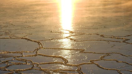 Das Eis auf einem See in Finnland bricht das Eis, das von der Sonne beschienen wird. In Nordeuropa wurden im August mehrere Hitzerekorde gebrochen.