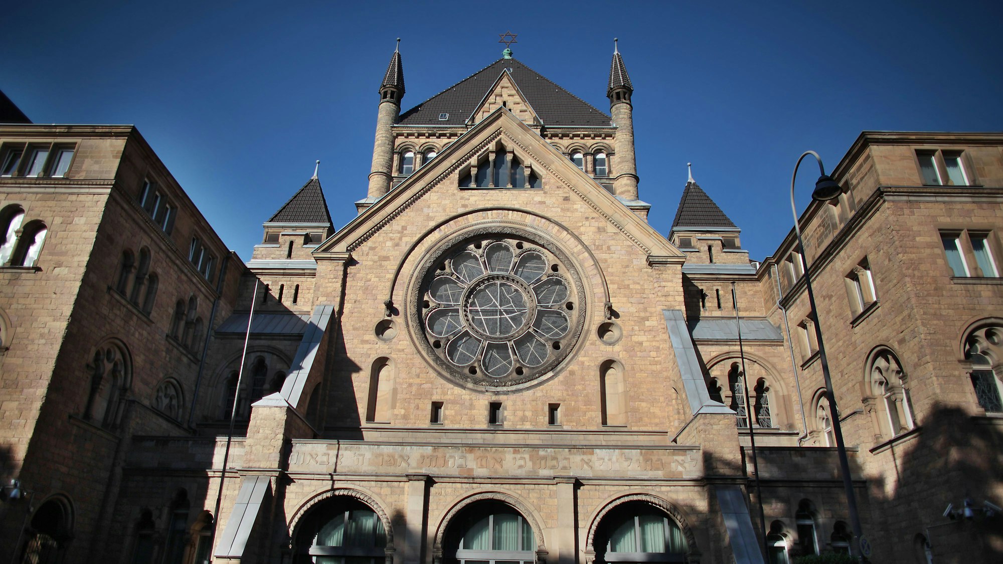 Die Synagoge in Köln wird von der Sonne angestrahlt.