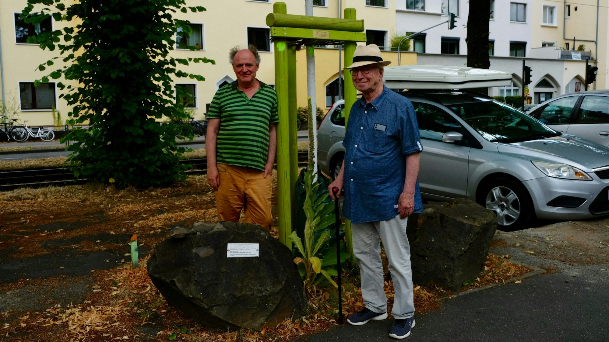 Roland Kaufhold (l.) und Peter Finkelgruen stehen vor einem Baum.