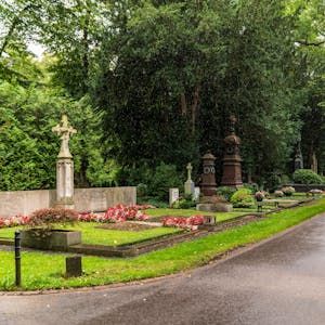 Der Melaten-Friedhof in Köln. Auf der linken Seite stehen Gräber.