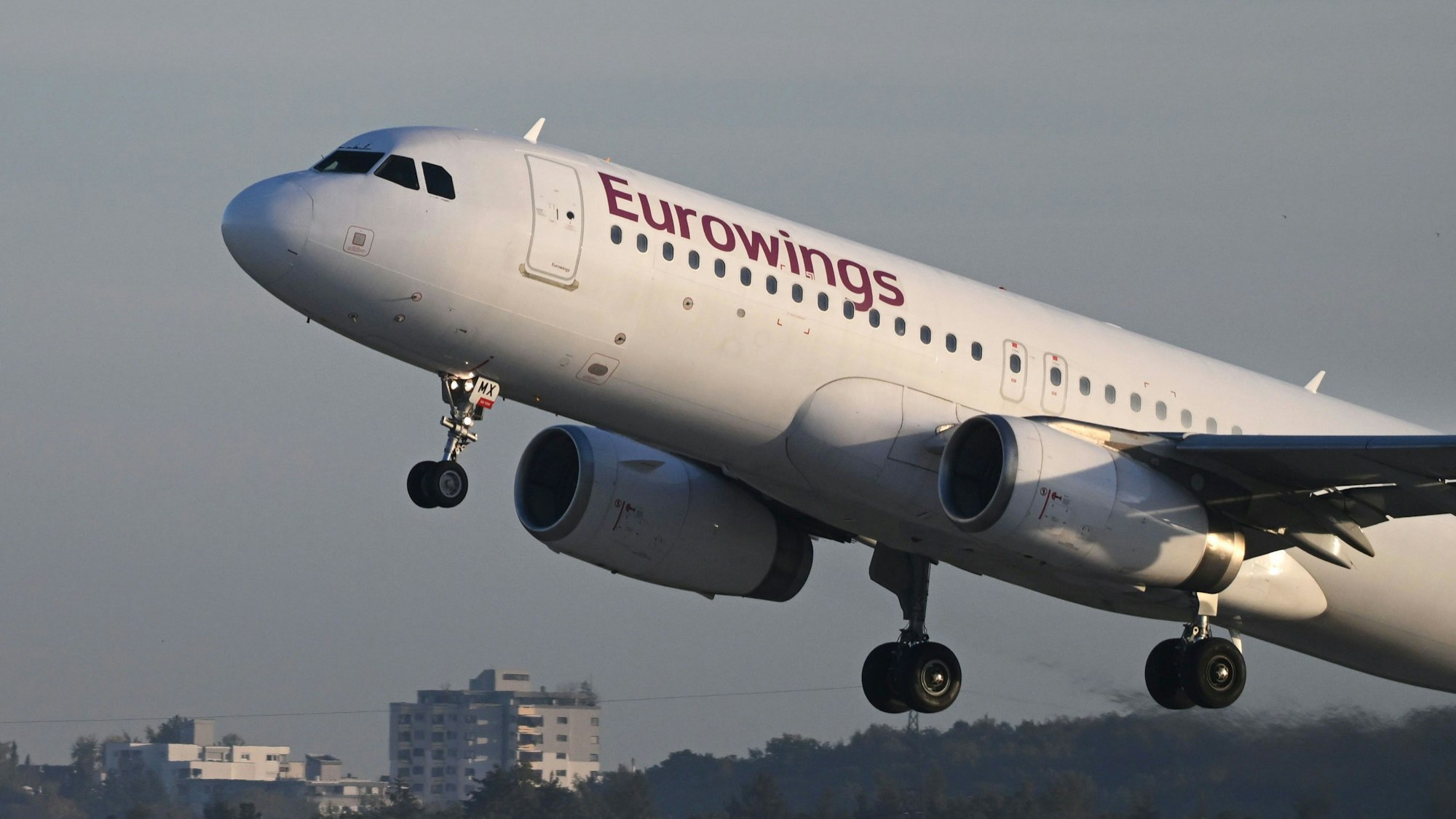 Eine Maschine der Fluggesellschaft Eurowings kurz nach dem Start (Symbolbild).