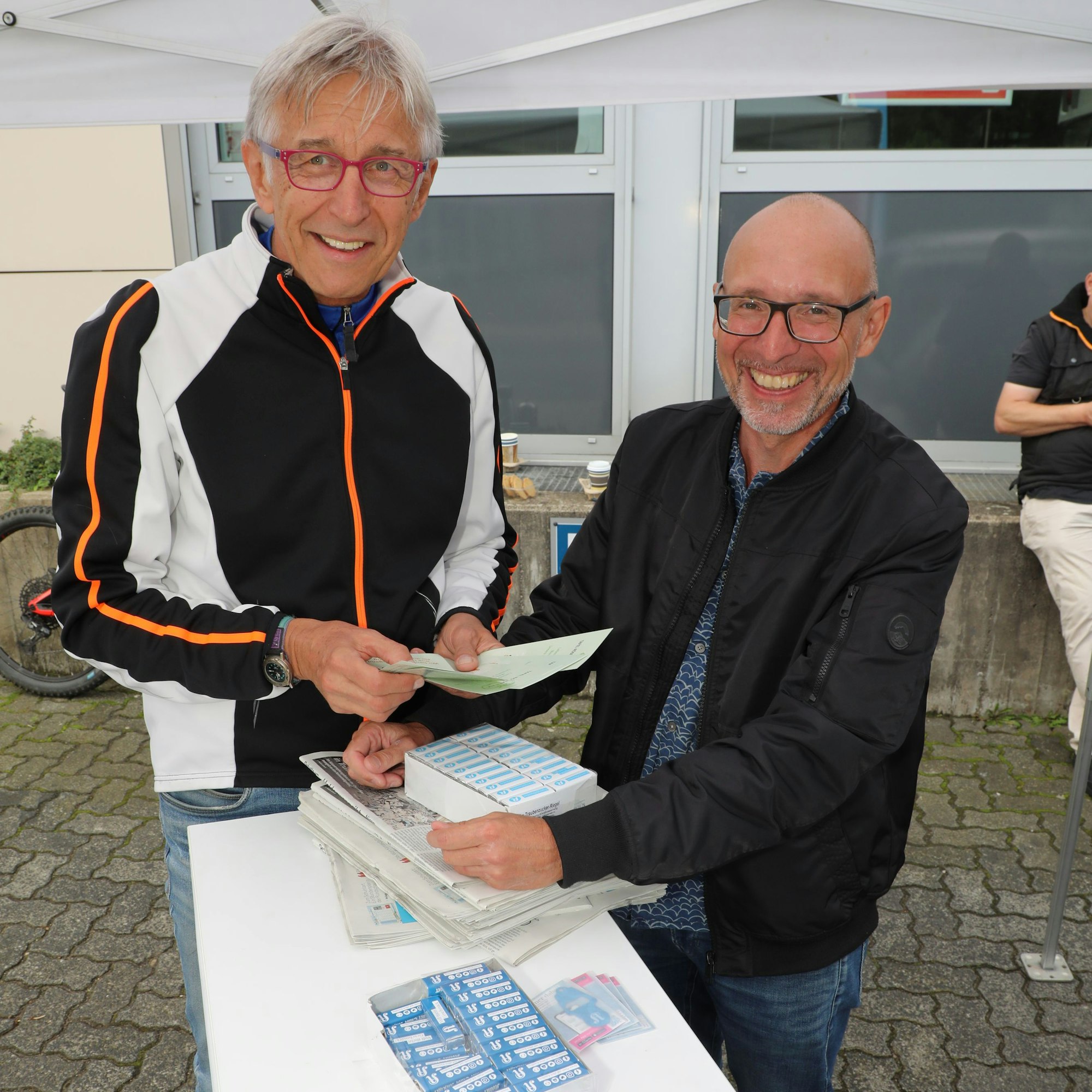 Ex-Zeitungsfotograf Klaus Daub steht mit Redakteur Rausch am Infostand der Lokalredaktion in Rösrath-Hoffnungsthal.