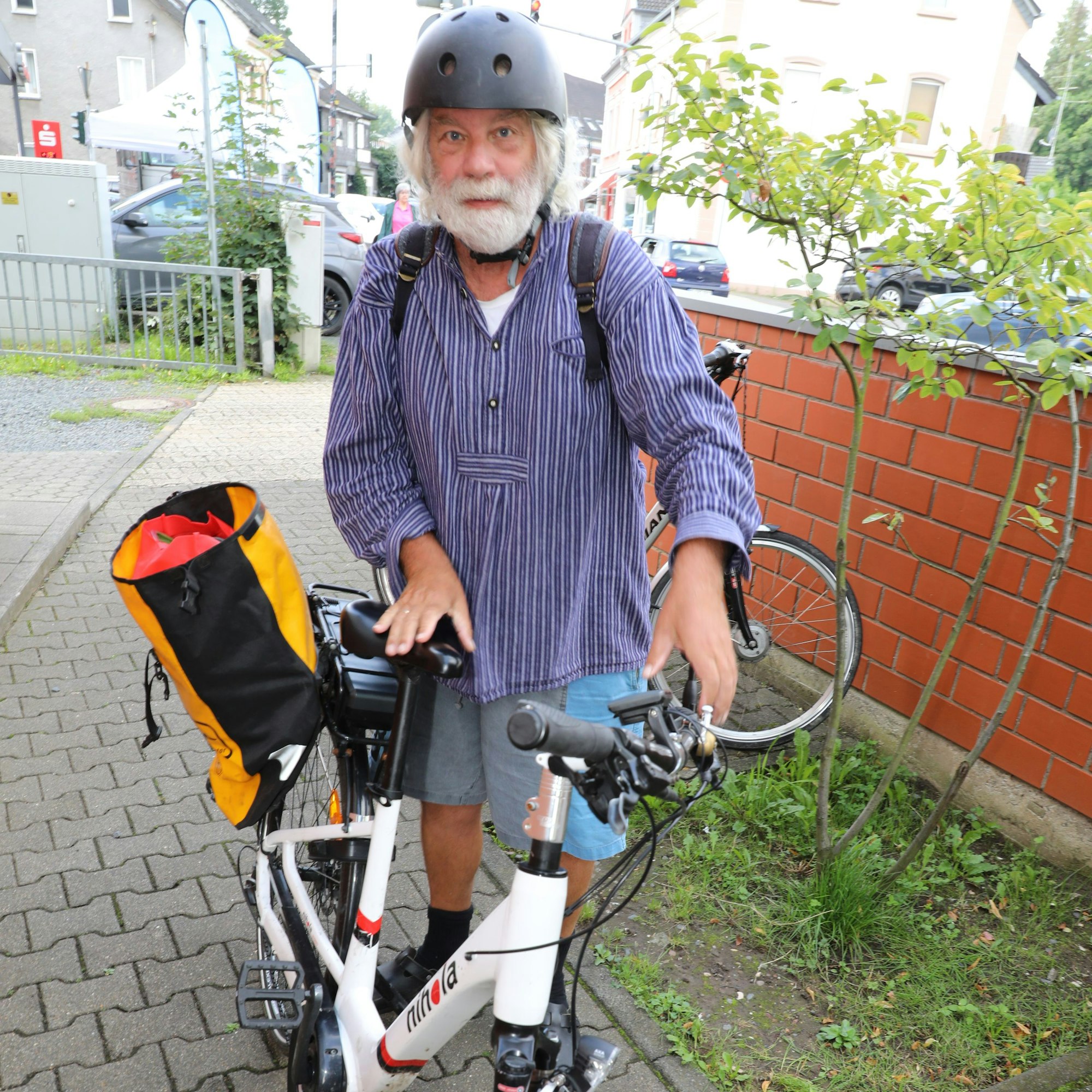 Eric Haase-Gottlieb steht an seinem E-Bike vor der Hoffnungsthaler Wochenmarkt.
