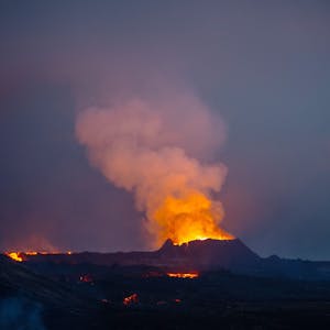 Lava tritt aus dem Krater eines Vulkans in der Nähe des Berges Litli-Hrútur aus, etwa 40 Kilometer südwestlich von Reykjavik.
