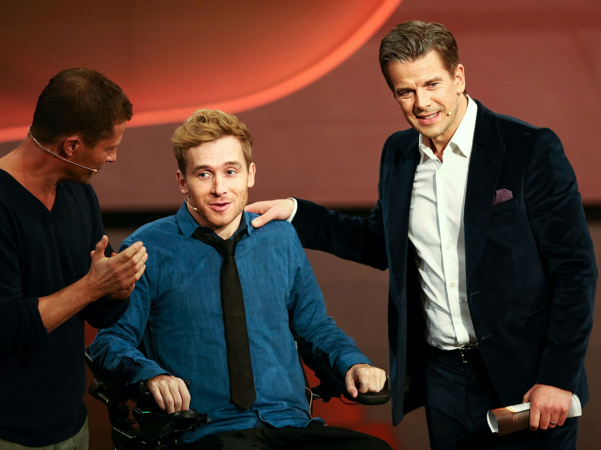 Moderator Markus Lanz (r) begrüsst am 13.12.2014 in der 215. ZDF-Show "Wetten, dass..?" in Nürnberg (Bayern) Schauspieler Til Schweiger (l) und den früheren Wettkandidaten Samuel Koch.