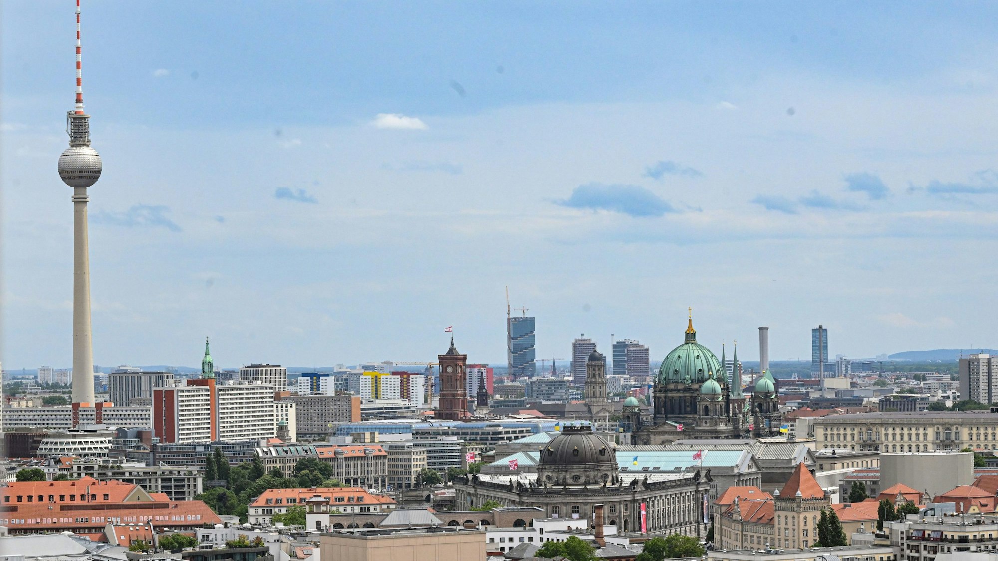 PRODUKTION - 05.07.2023, Berlin: Luftaufnahme mit Fernsehturm und Berliner Dom.  (zu dpa-KORR Fernsehtürme in Deutschland - Ausblick ist Ausnahme) Foto: Britta Pedersen/dpa +++ dpa-Bildfunk +++