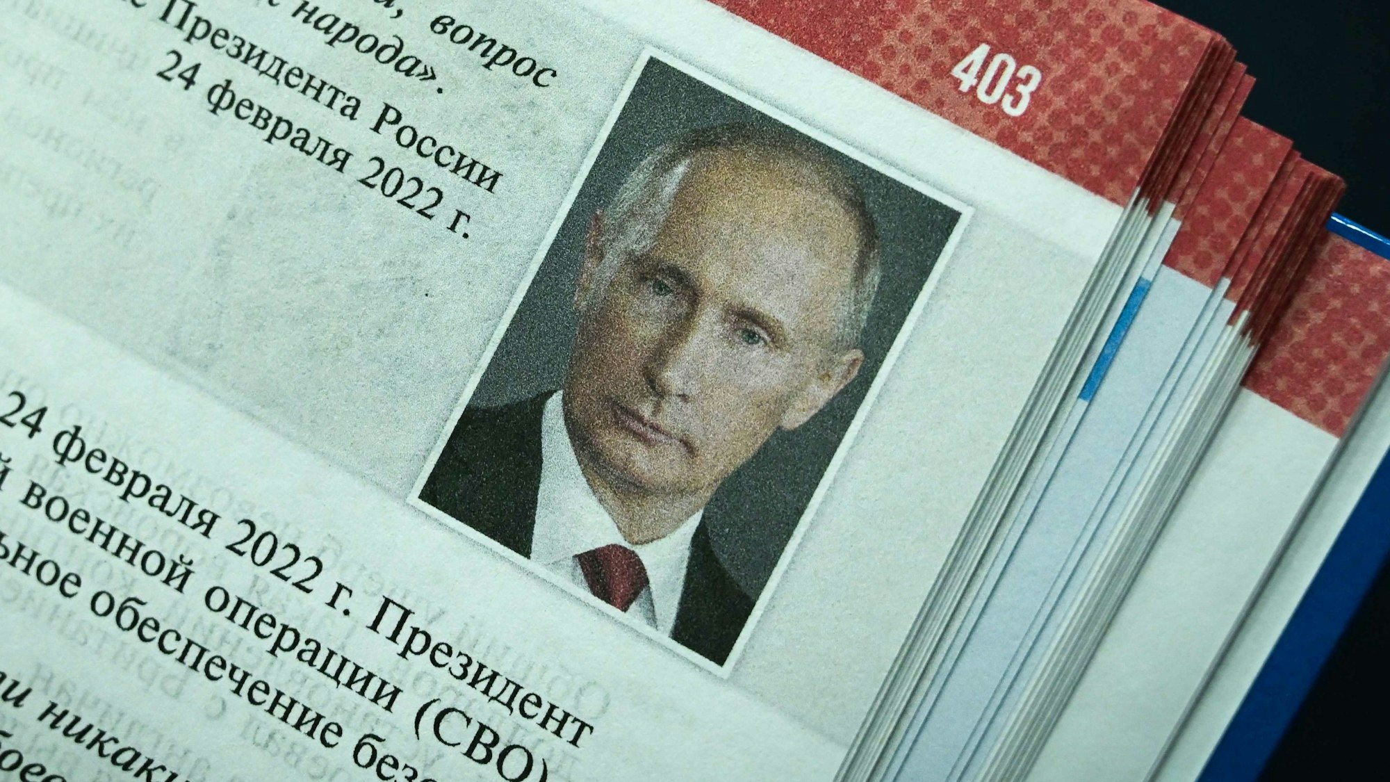 Auf dem Foto ist Wladimir Putin in einem neuen Schulbuch zu sehen, das sich mit jüngerer russischer Geschichte und der „Spezialoperation“ in der Ukraine befasst.