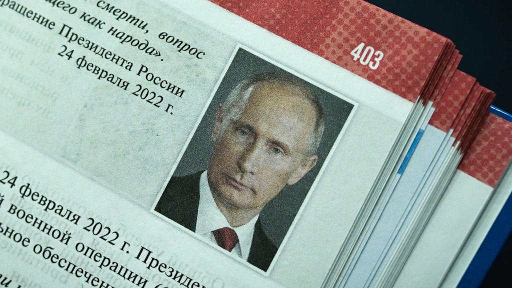 Auf dem Foto ist Wladimir Putin in einem neuen Schulbuch zu sehen, das sich mit jüngerer russischer Geschichte und der „Spezialoperation“ in der Ukraine befasst.