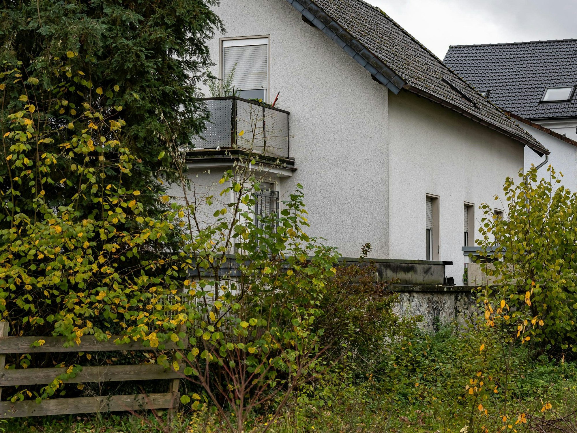 Blick auf das Haus im sauerländischen Attendorn, in dem ein inzwischen neunjähriges Mädchen fast sein gesamtes Leben lang festgehalten worden sein soll.