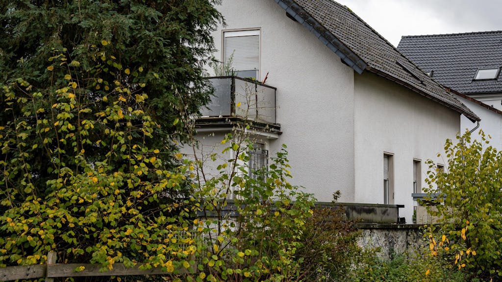 Blick auf das Haus im sauerländischen Attendorn, in dem ein inzwischen neunjähriges Mädchen fast sein gesamtes Leben lang festgehalten worden sein soll.