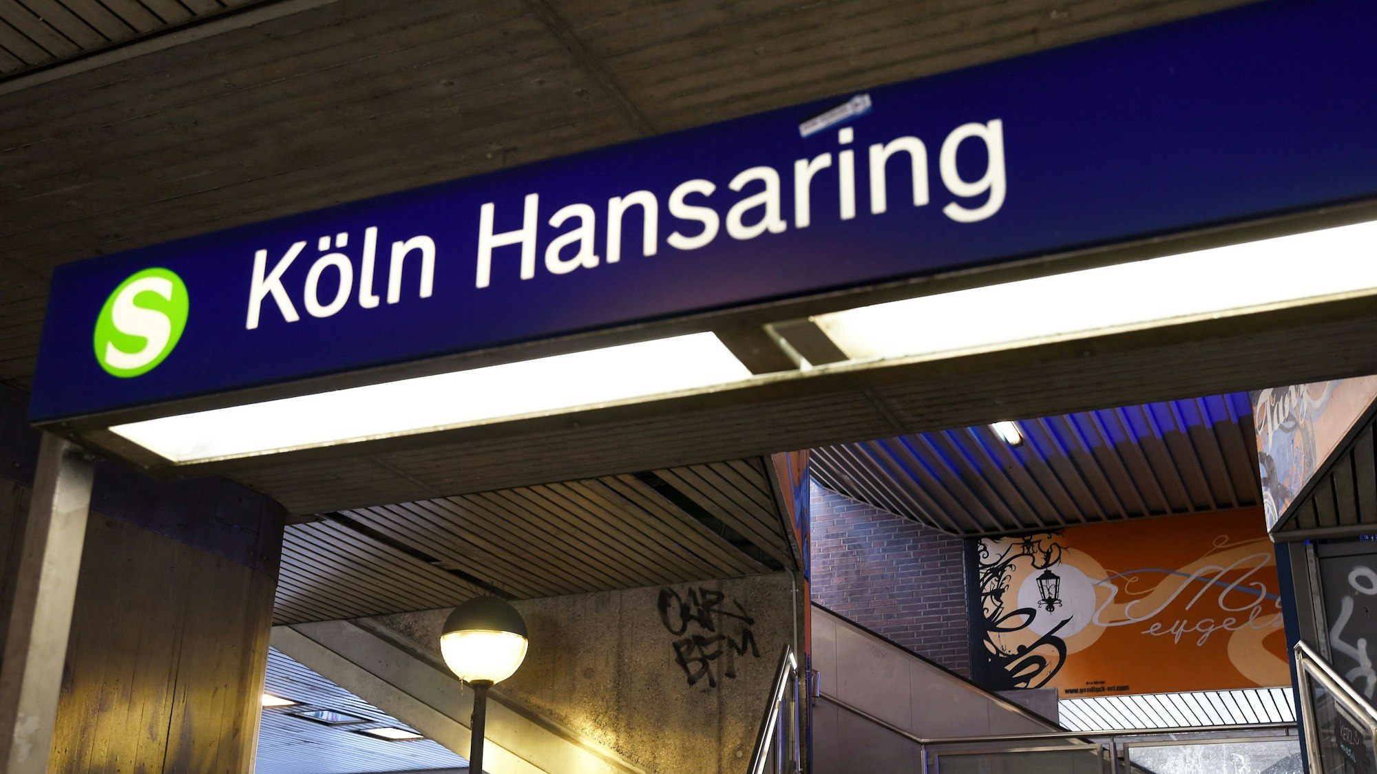 Ein S-Bahn-Schild leuchtet am Kölner Hansaring. Am Dienstagmittag (8. August) hat ein 40-Jähriger einen 55-Jährigen mit einem Faustschlag ins Gleisbett gestoßen, die Kölner Mordkommission ermittelt. (Symbolbild)