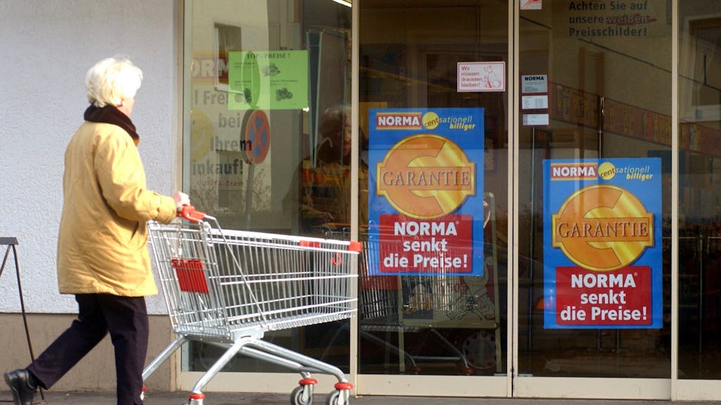 Eine Frau geht im thüringischen Erfurt in einem Discounter einkaufen, der mit Billig-Angeboten lockt (Norma).&nbsp;