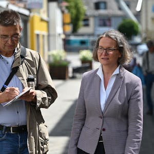 Ministerin Ina Scharrenbach und Redakteur Christoph Heup bei ihrem Gang durch Gemünd.