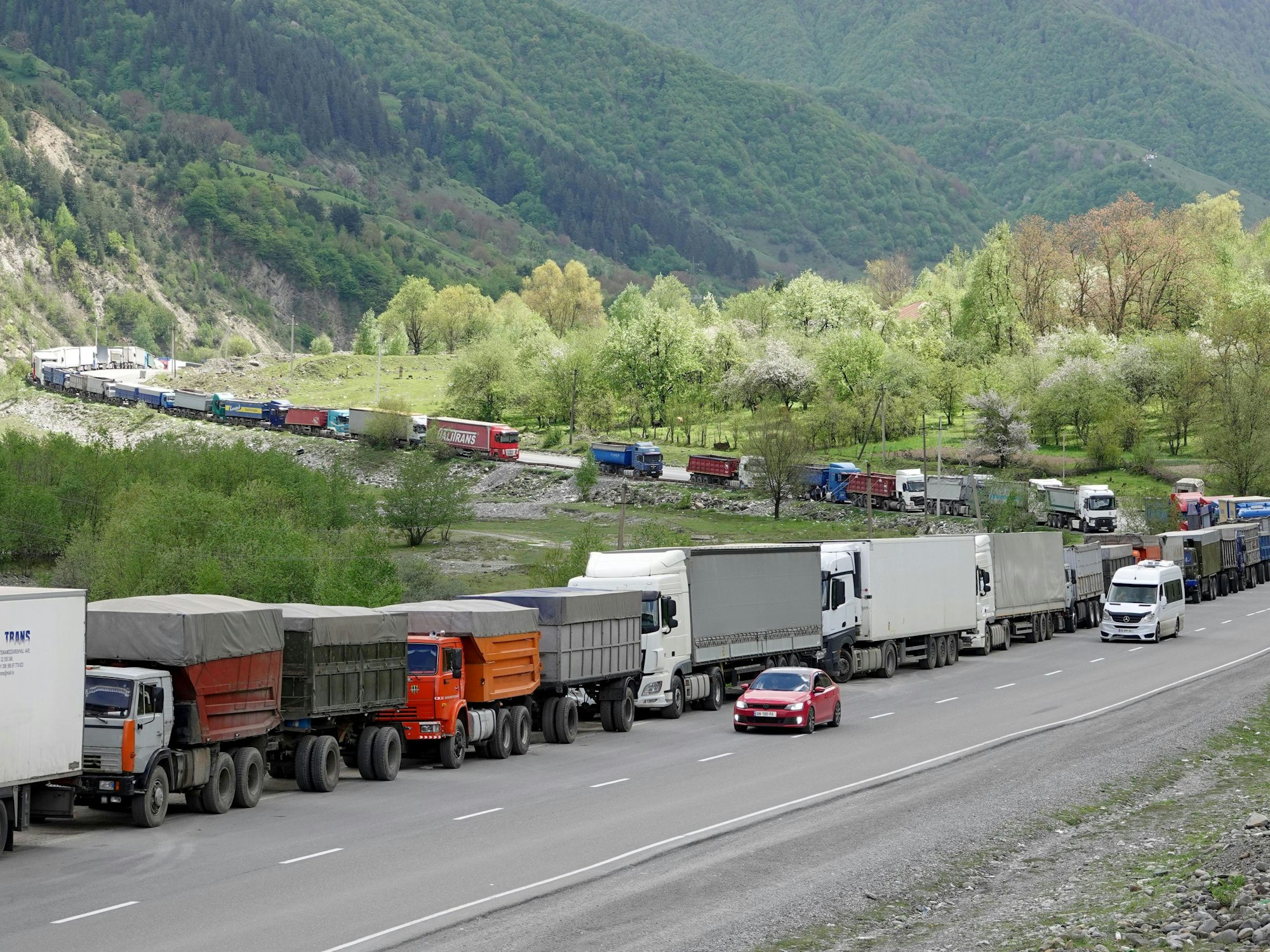 Unser Foto zeigt eine Fernstraße Anfang Mai Richtung russischer Grenze.