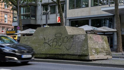 Die Skulptur "Ruhender Verkehr" ist eine Aktionsplastik auf dem Kölner Hohenzollernring, die im Jahre 1969 von Wolf Vostell geschaffen wurde.