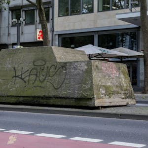 Die Skulptur "Ruhender Verkehr" ist eine Aktionsplastik auf dem Kölner Hohenzollernring, die im Jahre 1969 von Wolf Vostell geschaffen wurde.