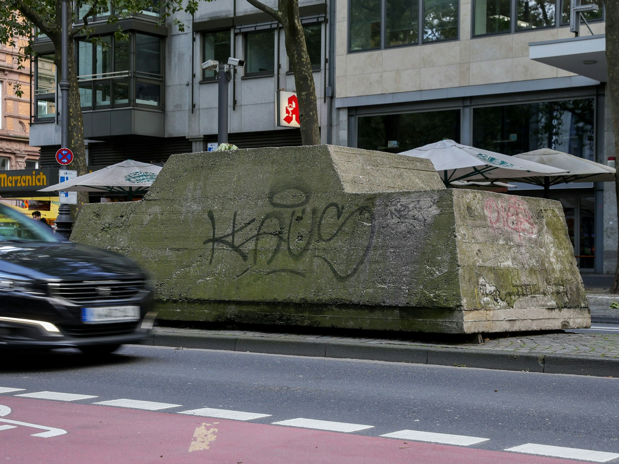 Die Skulptur „Ruhender Verkehr“ ist eine Aktionsplastik auf dem Kölner Hohenzollernring, die im Jahre 1969 von Wolf Vostell geschaffen wurde von.