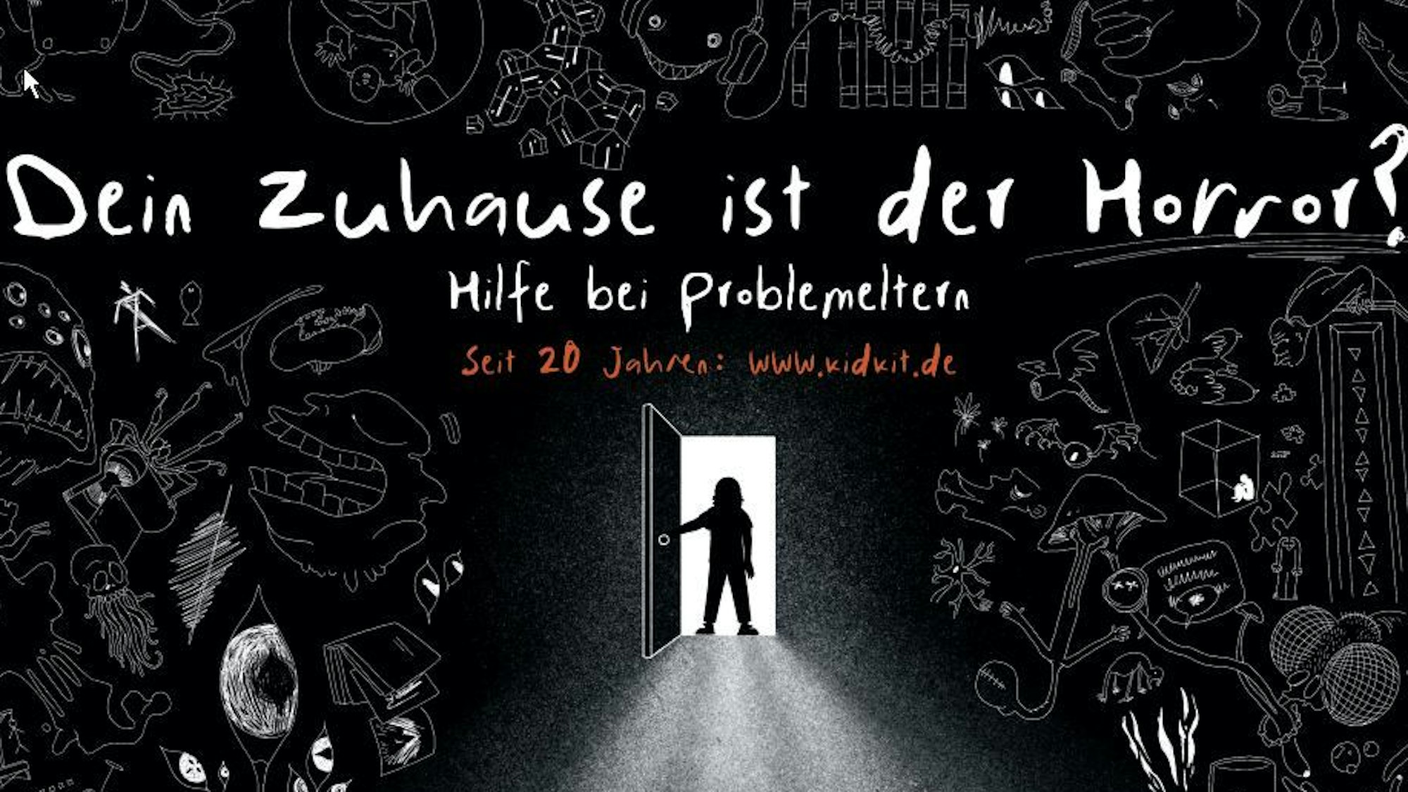 Auf einem schwarz-weiß gestalteten Plakat ist ein Kind zu sehen, dass eine Tür öffnet, darüber der Schriftzug: „Dein Zuhause ist der Horror? Hilfe bei Problemeltern. Seit 20 Jahren: www.kidkit.de“