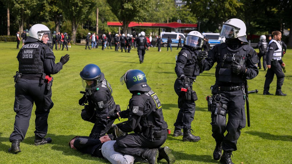 Hundertschaften der Bereitschaftspolizei trainierten am Rhein-Energie-Stadion den Einsatz bei Fußballspielen. Bei den Angreifern handelte es sich um Statisten und Statistinnen.
