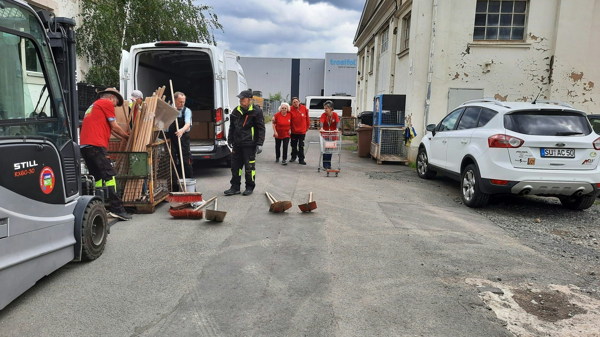 Die Intiative „Lohmar hilft“ hat am Mittwoch einen ersten Transport mit Hilfsgütern vom Lager in Troisdorf aus auf den Weg nach Slowenien gebracht