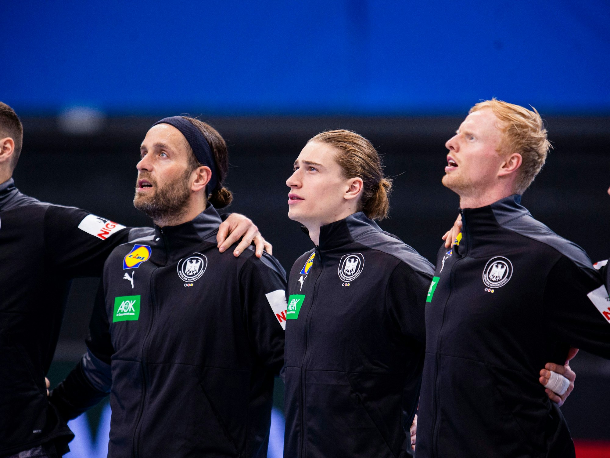 Juri Knorr und Silvio Heinevetter singen die Nationalhymne vor einem Länderspiel. 