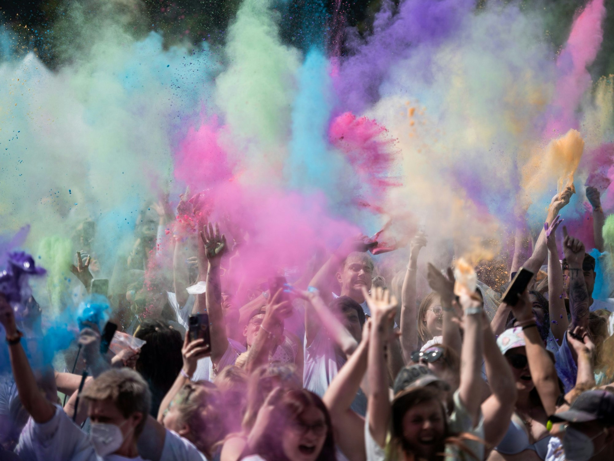 Menschen tanzen auf dem „Holi Festival of Colours“ in Neuss am 30. Juli 2022.