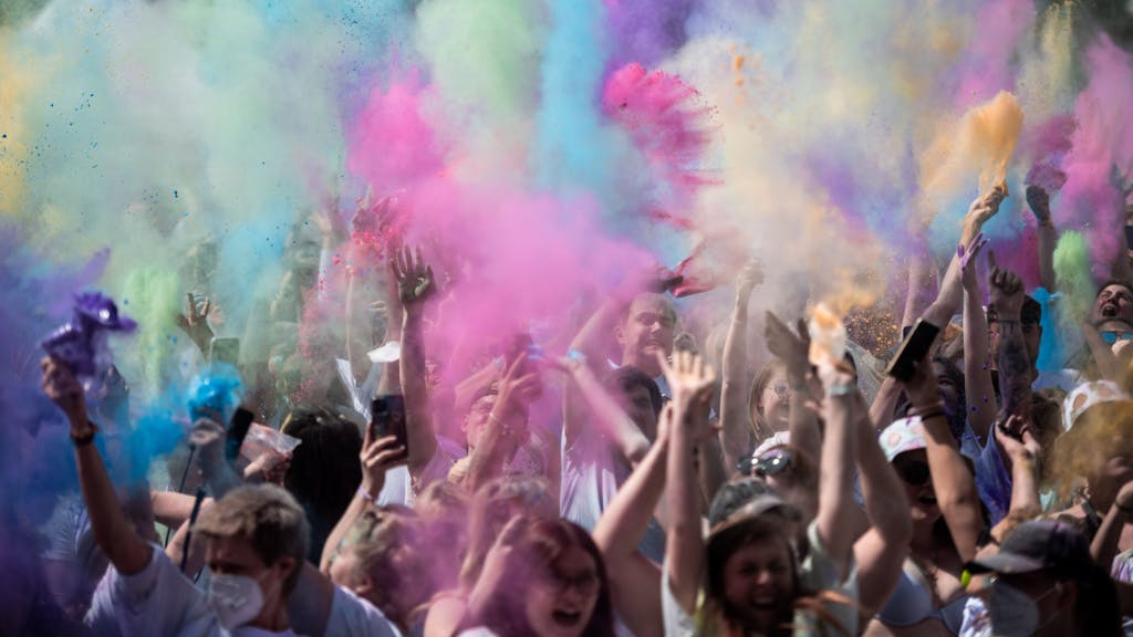Menschen tanzen auf dem „Holi Festival of Colours“ in Neuss am 30. Juli 2022.