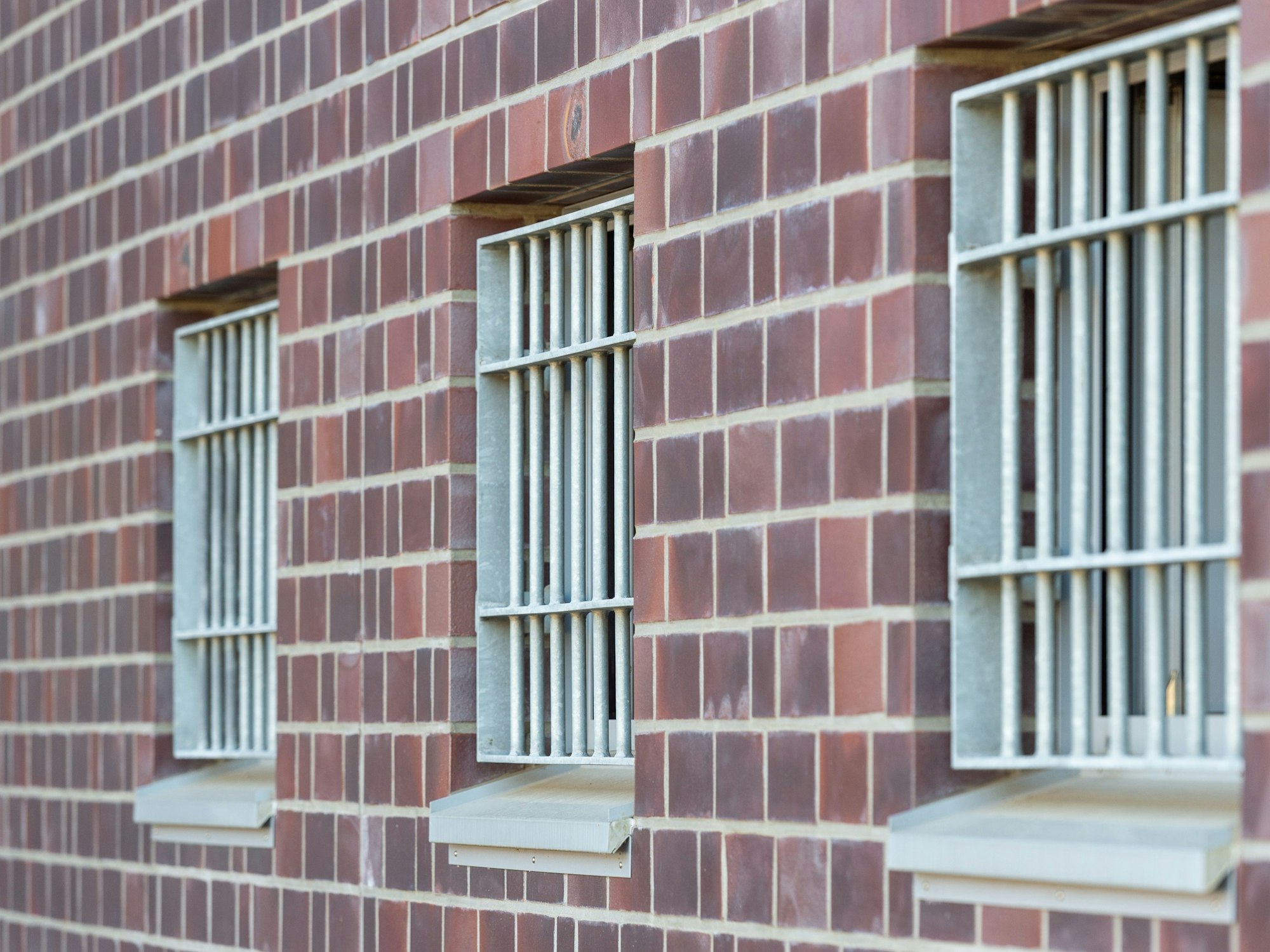 Die Fenster einer Justizvollzugsanstalt sind vergittert, hier im August 2018 in Düsseldorf.
