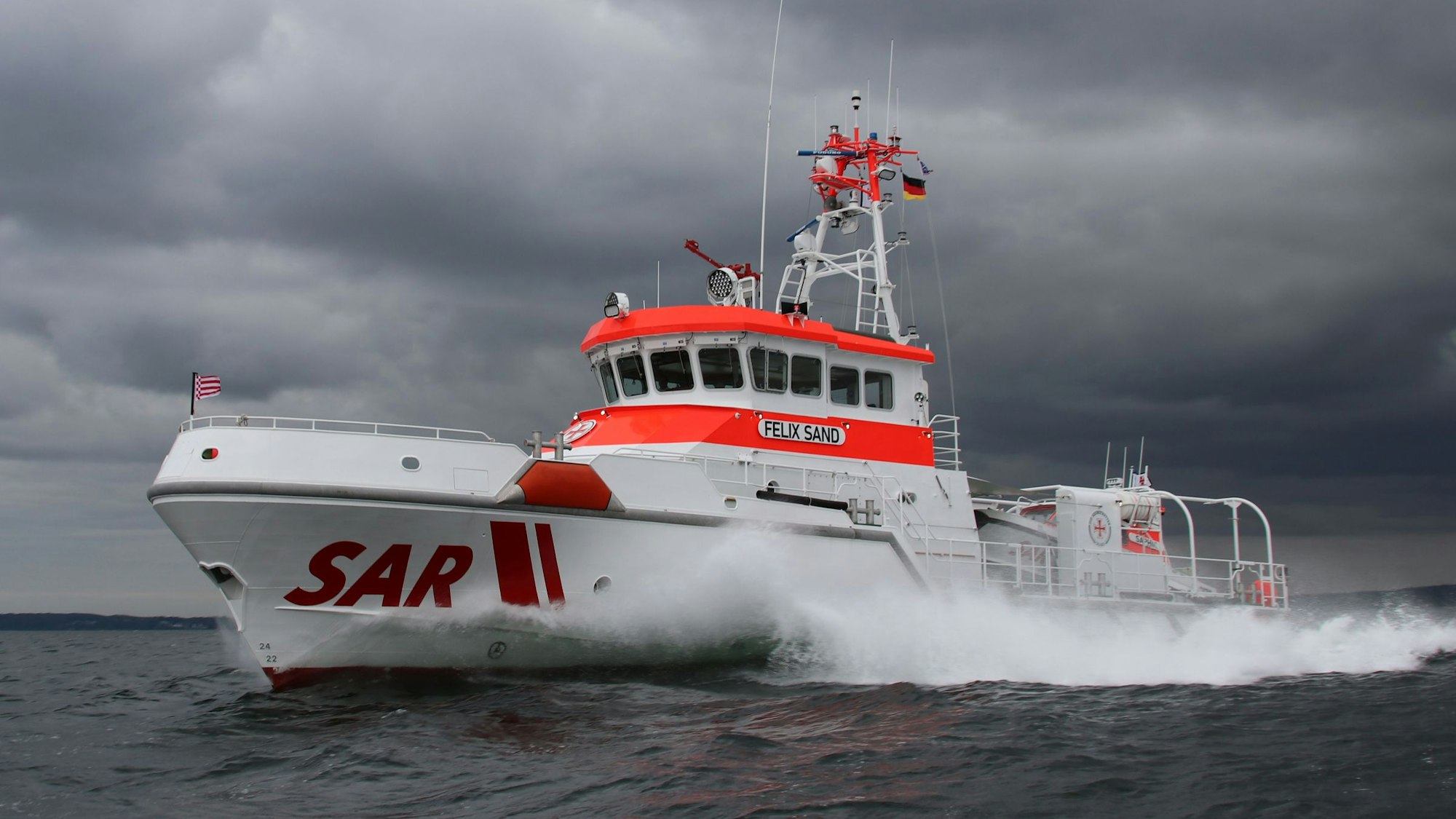 Ein Segler wird seit mehreren Tagen nach einem Zwischenfall in der Lübecker Bucht in der Ostsee vermisst. Der Seenotrettungskreuzer „Felix Sand“ der DGzRS übernahm dabei die Einsatzleitung.