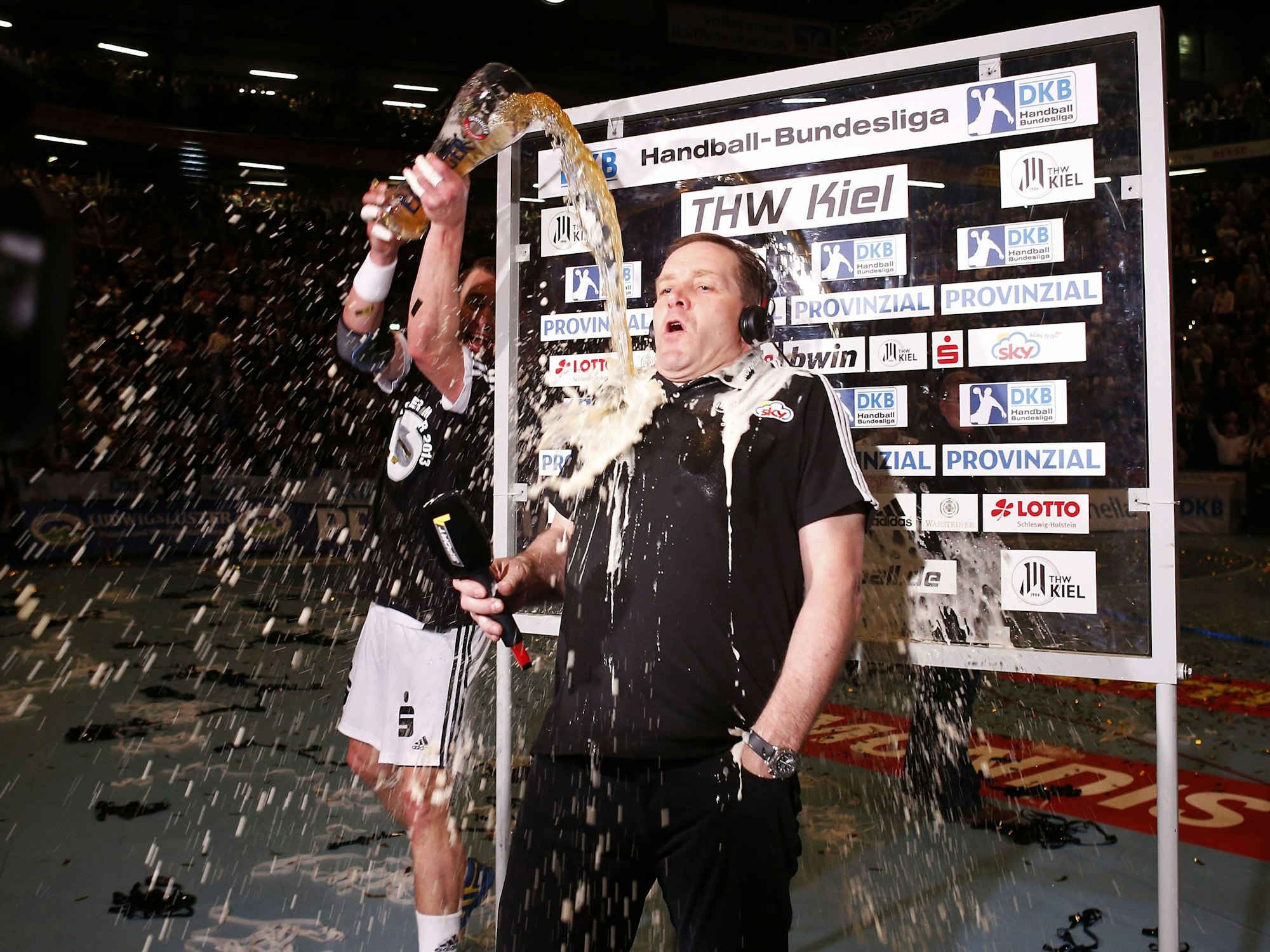 Gislason bekommt eine Bier-Dusche nach dem Gewinn der Deutschen Meisterschaft 2013. 