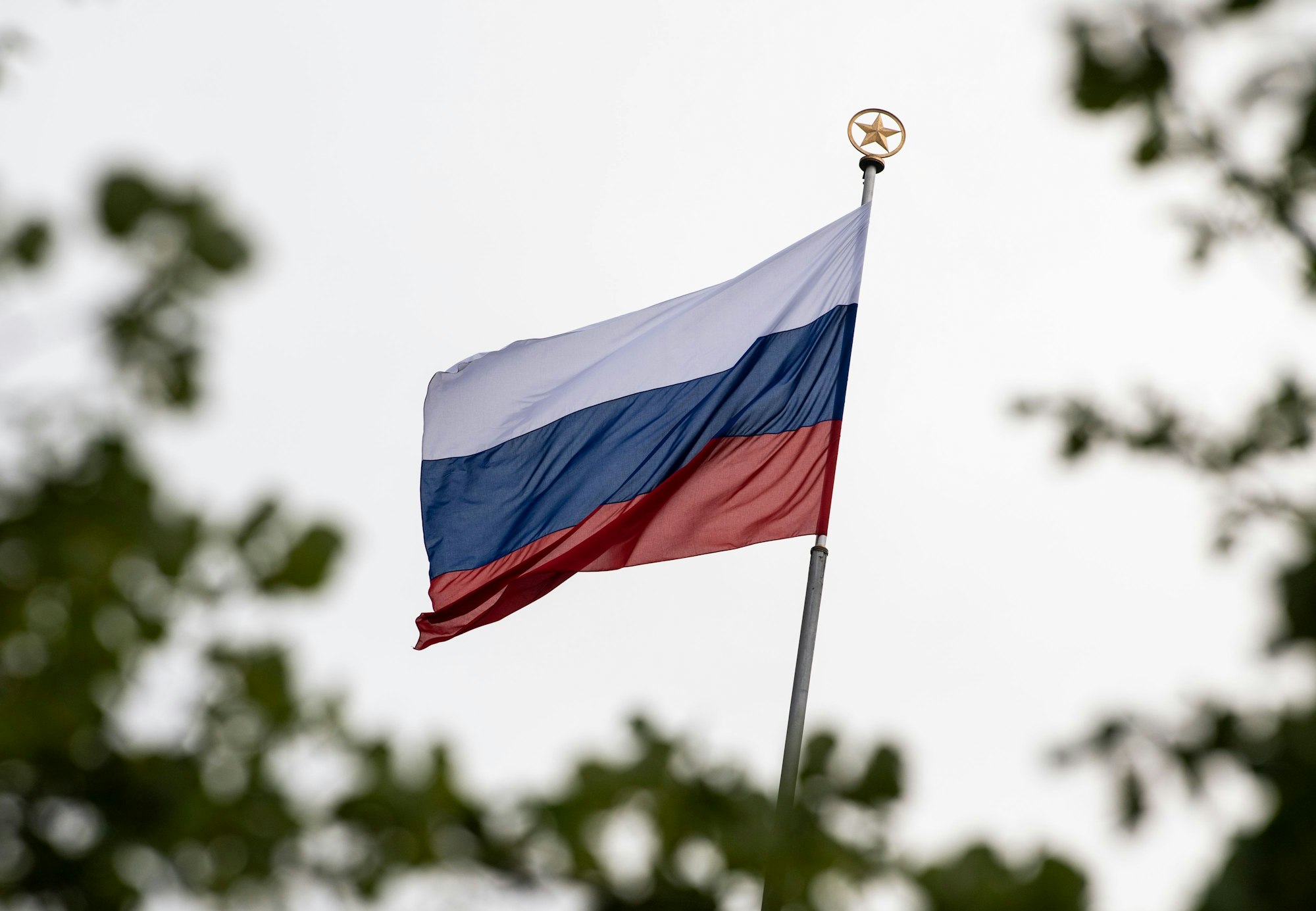 Auf der Russischen Botschaft weht die Flagge der Russischen Föderation.