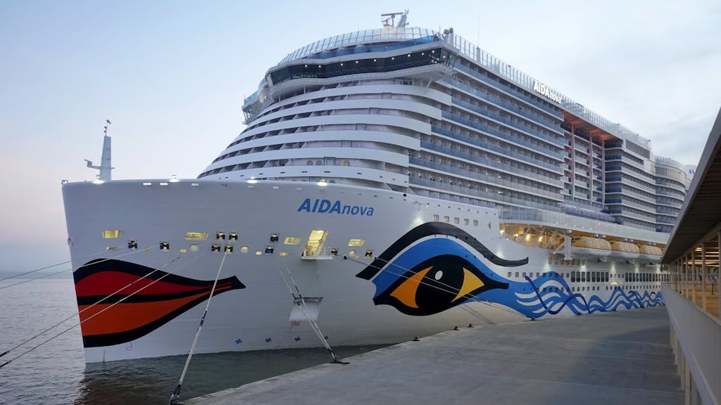 Das Kreuzfahrtschiff AIDAnova im Kreuzfahrtterminal der portugiesischen Hauptstadt Lissabon.