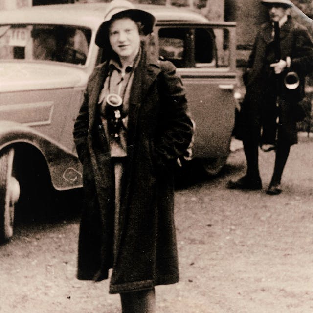 Ein historisches Foto zeigt eine junge Frau mit Hut.