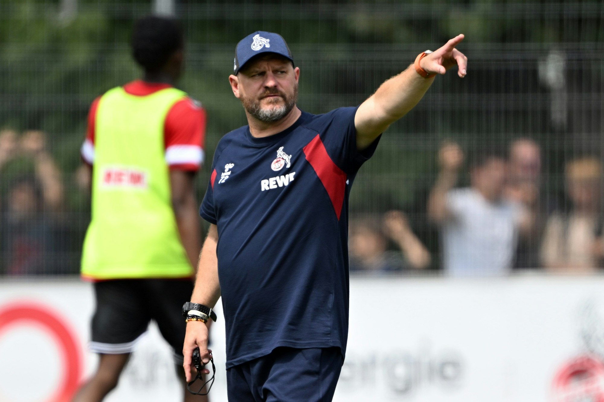 Kölns Trainer Steffen Baumgart während des ersten Trainings der neuen Saison.