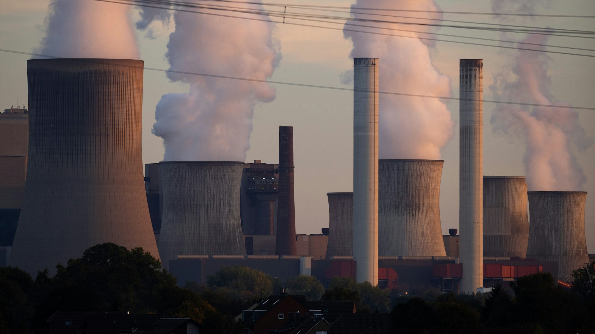 Grevenbroich: Blick auf das RWE-Kohlekraftwerk Niederaußem mit unter anderem den Kraftwerksblöcken Niederaußem E & F.