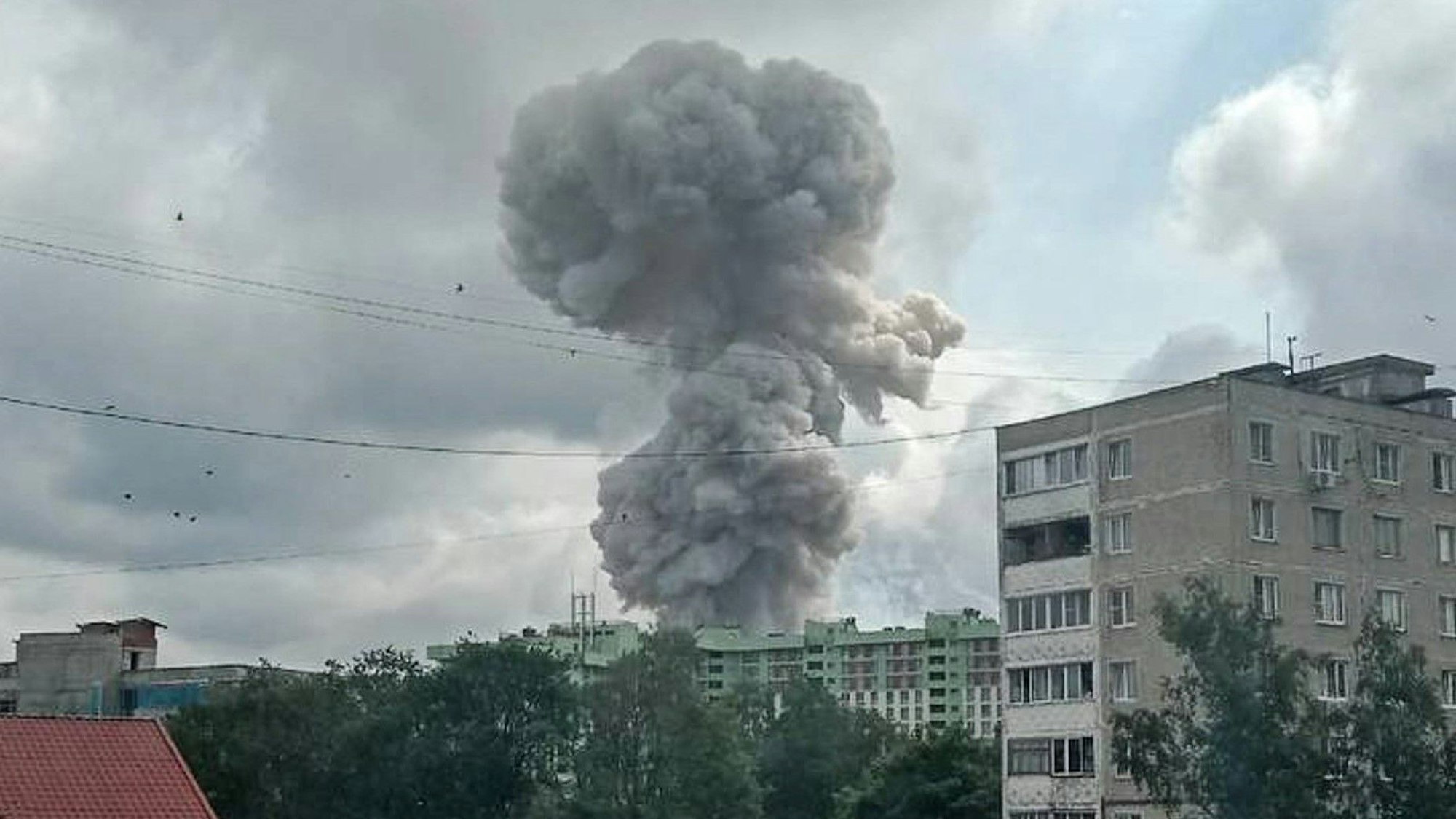 Ein Foto der staatlichen russischen Nachrichtenagentur Itar-Tass zeigt eine große Rauchsäule über der russischen Stadt Sergijew Possad. Dort ist es zu einer heftigen Explosion auf einem Fabrikgelände gekommen.