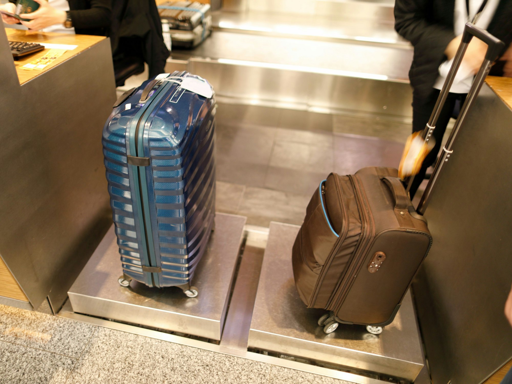 Koffer auf einer Waage am Airport