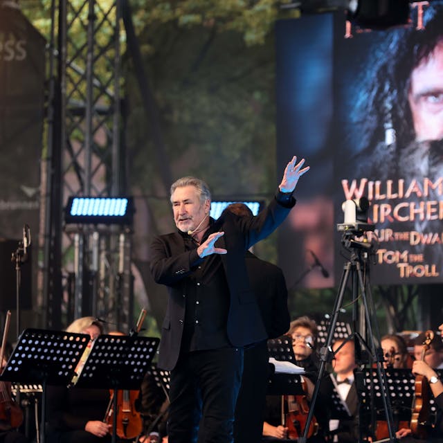 Schauspieler William Kircher und Orchester auf der Bühne im Kölner Tanzbrunnen.&nbsp;