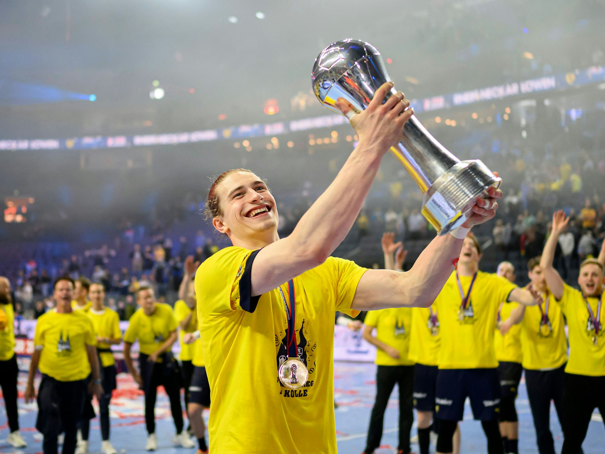 Juri Knorr jubelt mit dem DHB-Pokal. 