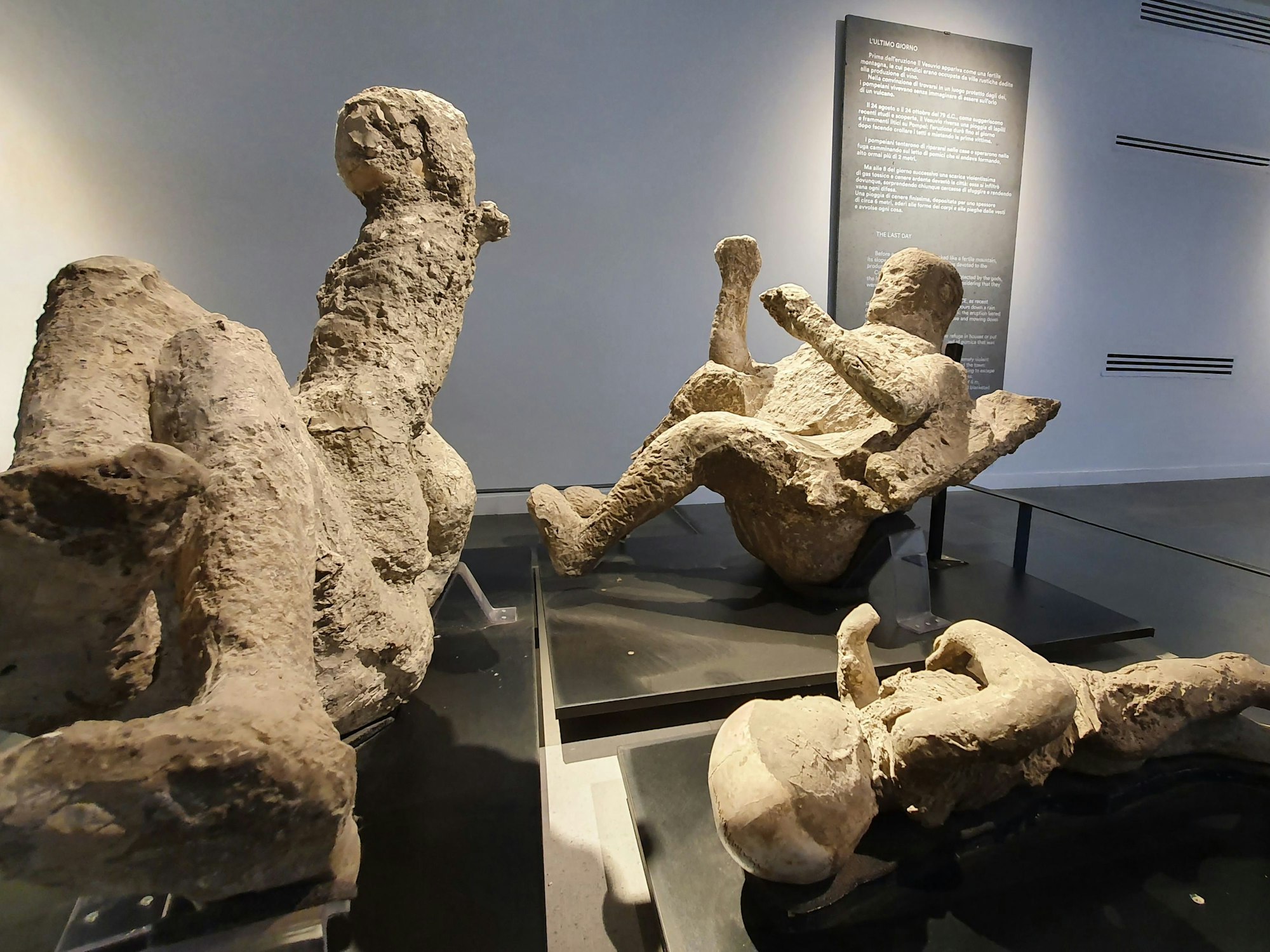 Gipsabgüsse von Opfern der Ausbrüche des Vesuv im Jahr 79 . Chr.