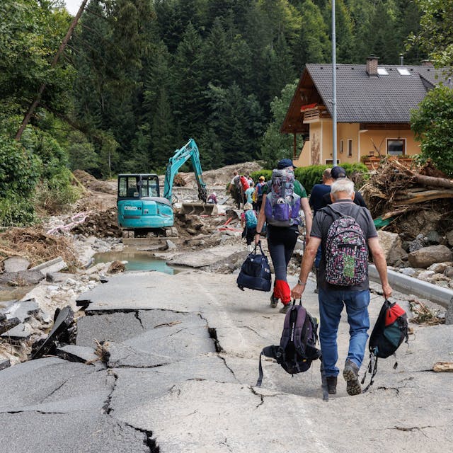 Slowenien, Raduha: Menschen verlassen mit ihrem Hab und Gut ein überschwemmtes Dorf.