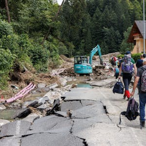 Slowenien, Raduha: Menschen verlassen mit ihrem Hab und Gut ein überschwemmtes Dorf.