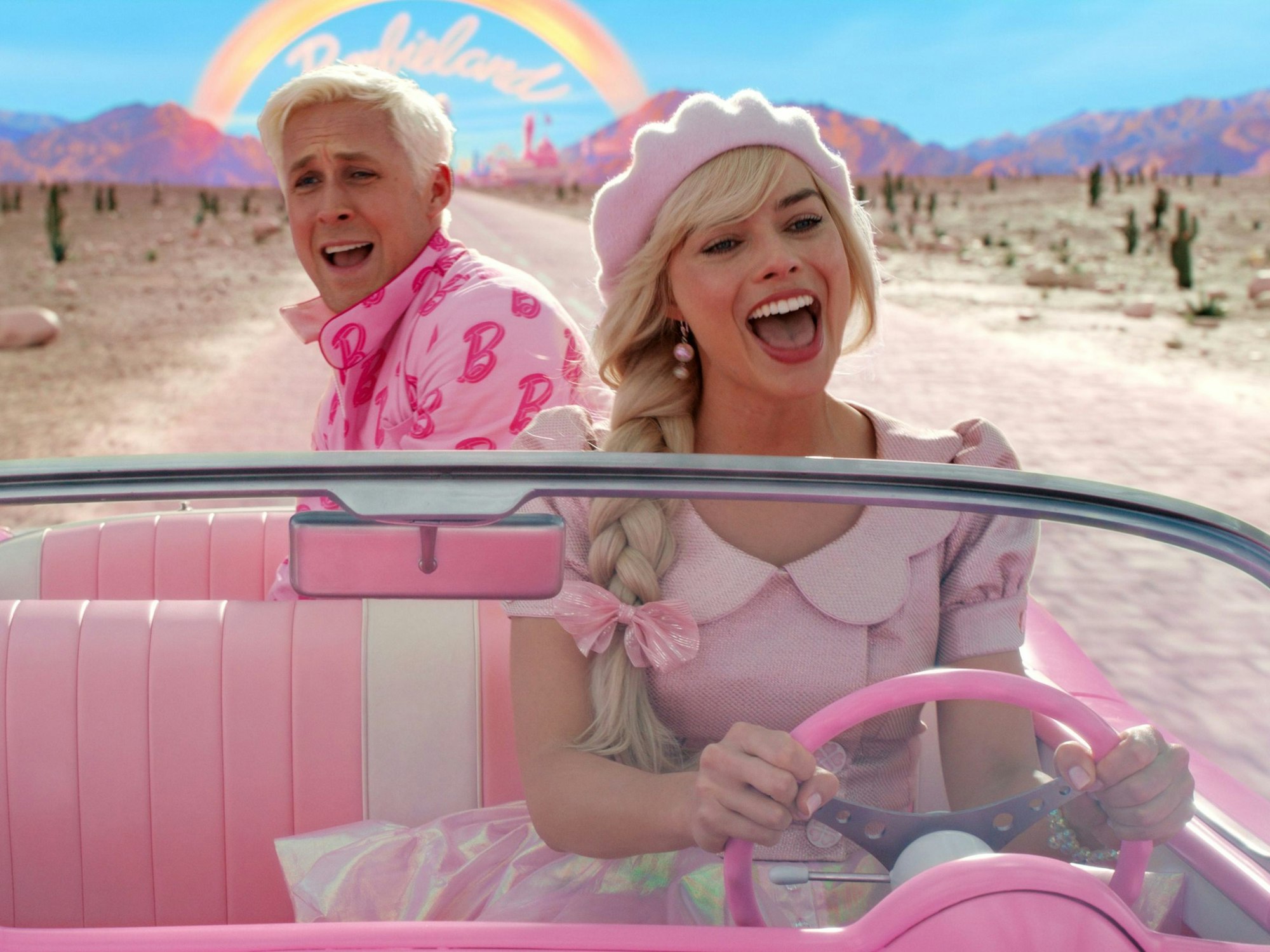 Ryan Gosling als Ken and Margot Robbie als Barbie in einer Szene des Films „Barbie“.