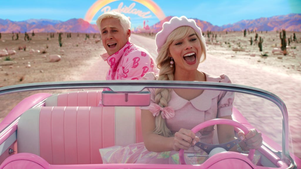Ryan Gosling als Ken and Margot Robbie als Barbie in einer Szene des Films „Barbie“.&nbsp;
