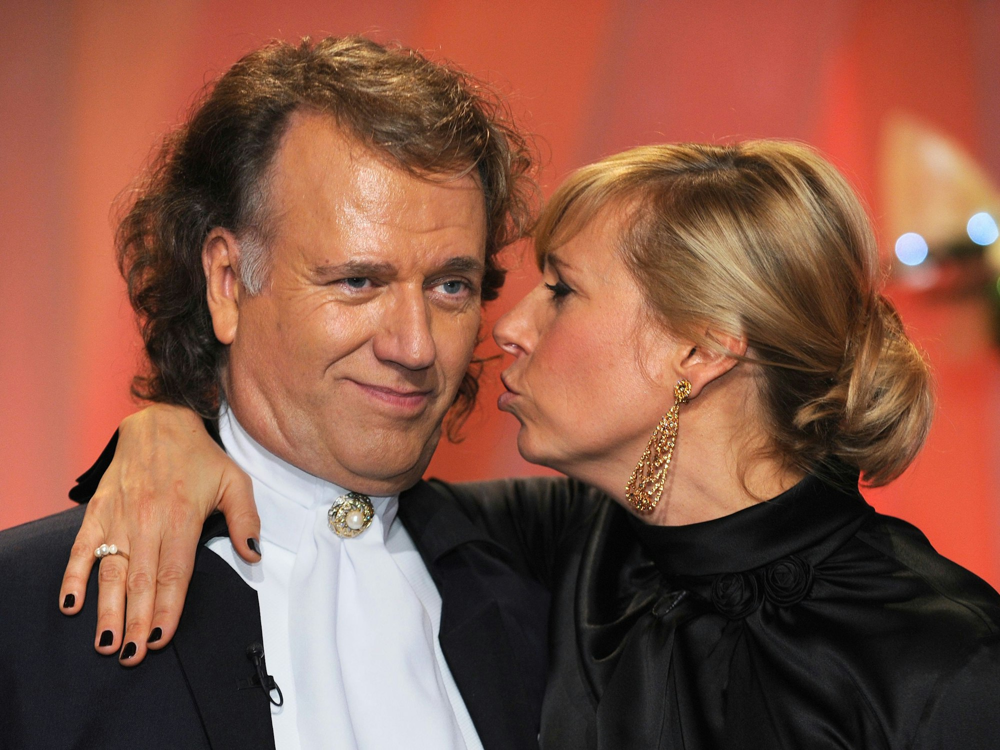 Der Musiker Andrea Rieu ist am 13.11.2010 in Köln zu Gast in der von Andrea Kiewel moderierten ZDF-Sendung "Mein allerschönstes Weihnachtslied".