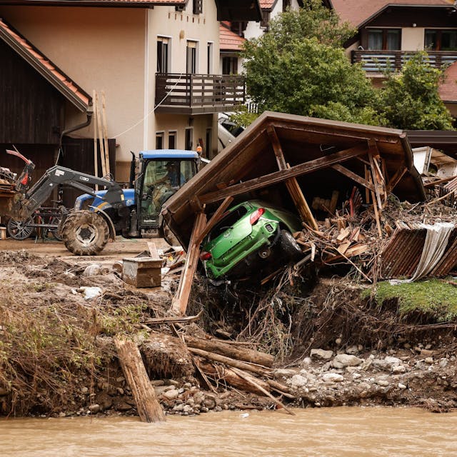 In Slowenien hat das Wasser große Zerstörungen verursacht. Hier sind ein zerstörtes Haus, ein Auto und angeschwemmter Unrat zu sehen. Die Bilder gleichen denen nach der Flutkatastrophe 2021 im Kreis Euskirchen.