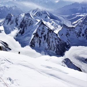Eine Expedition steigt vom Gipfel des K2 ab (Symbolbild).