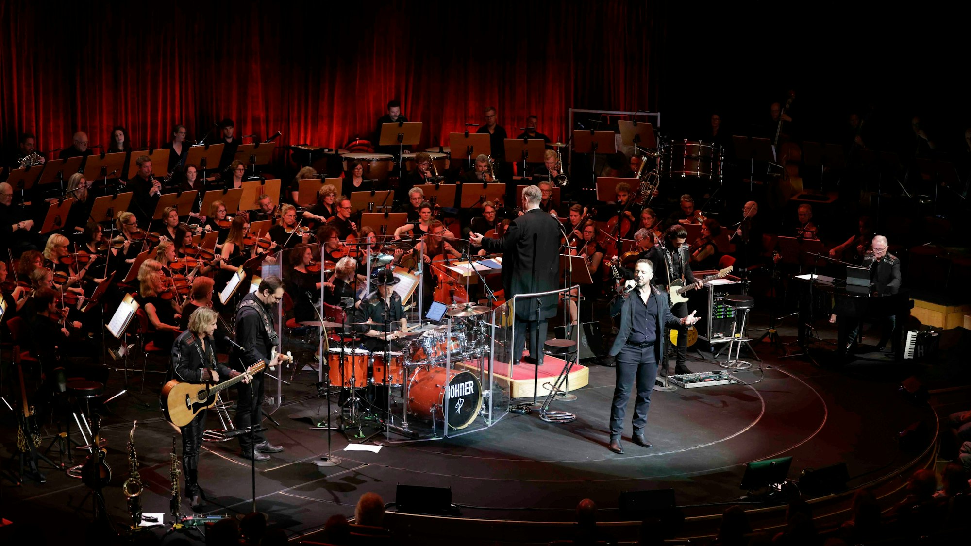 Auf der Bühne der Philharmonie stehen die Höhner in Begleitung des Orchesters der Jungen Sinfonie Köln unter der Leitung von Sebastian Hässy.